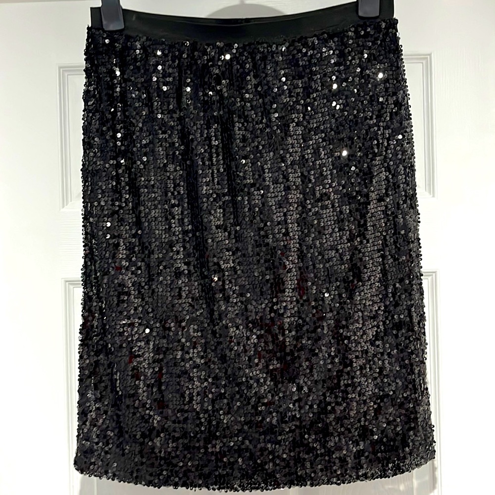 Joan Rivers Women’s size M knee length black sequin skirt.Elastic waist  band.